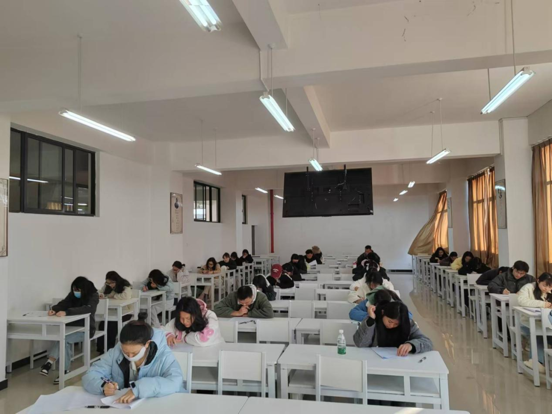云南工商學(xué)院2022級(jí)卓越技能提升班期末考試順利開(kāi)展