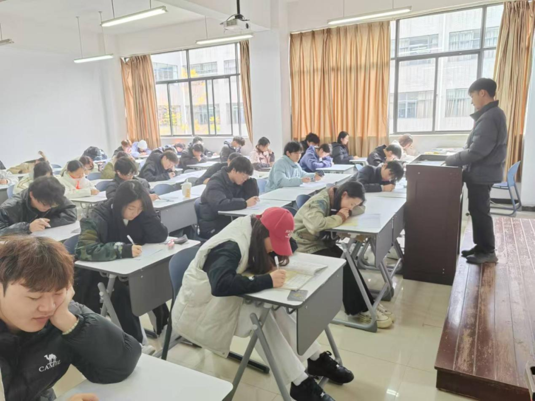 云南工商學(xué)院2023級(jí)護(hù)理綜合技能提升班期末考試順利開(kāi)展